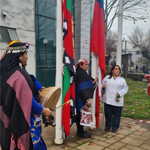Imagen Izaron bandera Mapuche en frontis del CAA para nuevo Wetripantu